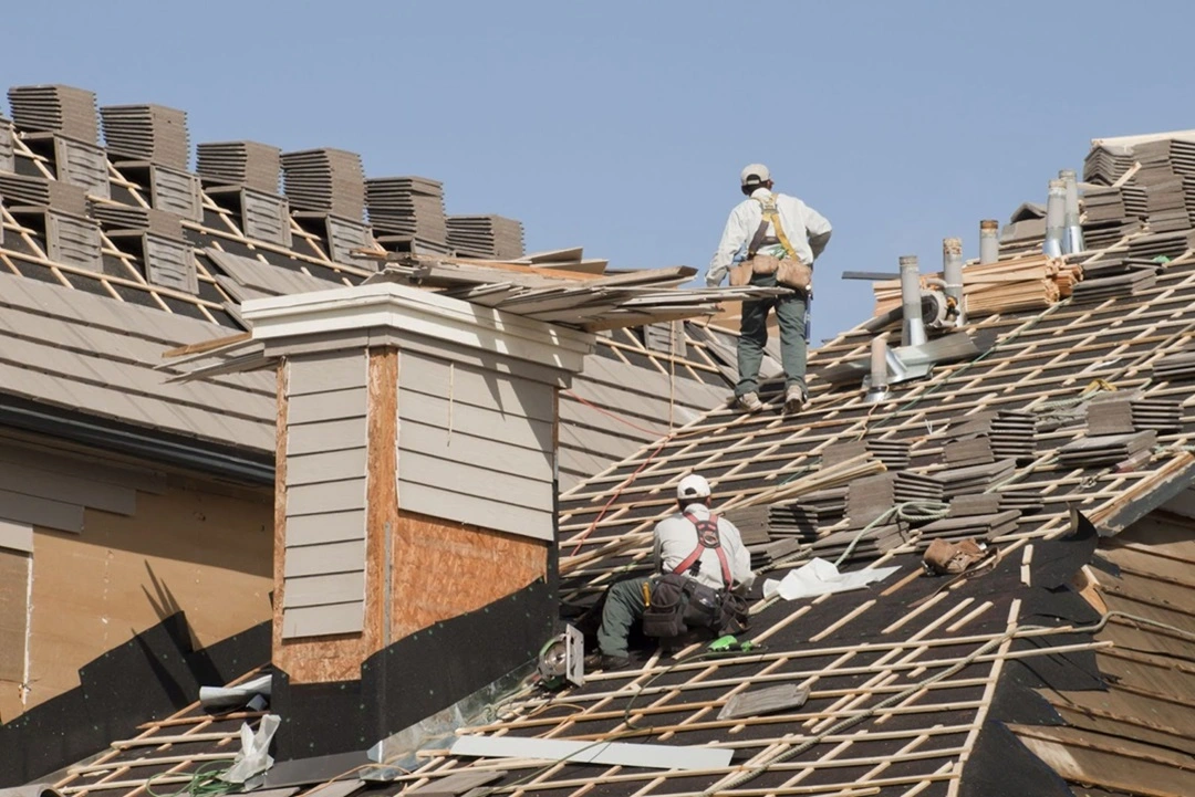 residential roofing contrators working werkers roof